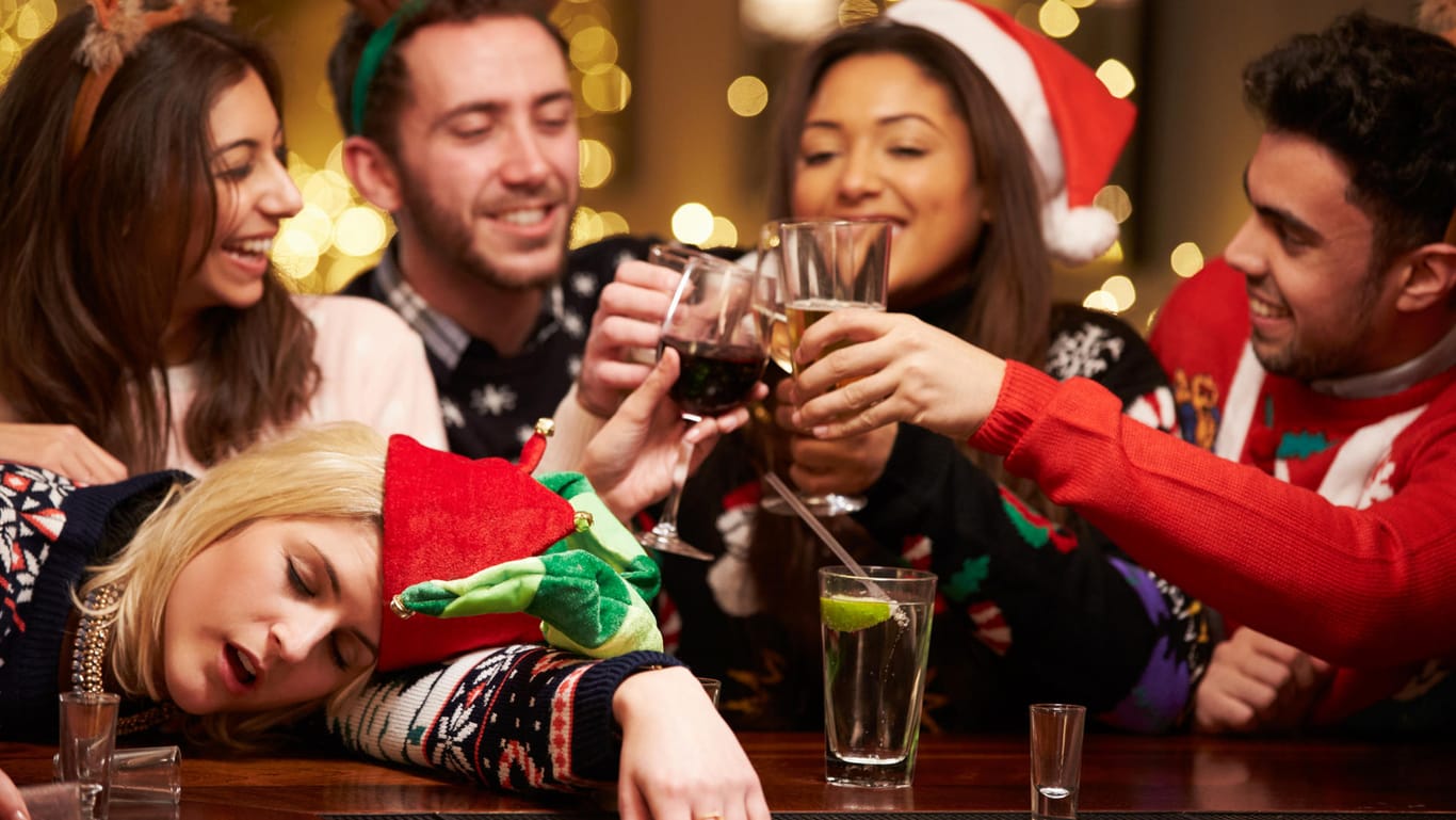 Regel Nummer eins: Wer auf der Weihnachtsfeier trinkt, sollte seine Grenzen kennen. (Symbolfoto)