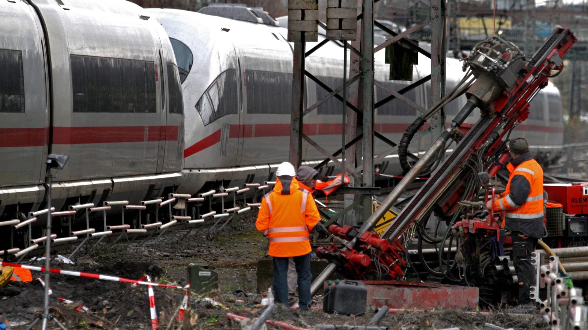 Bohrungen nahe des Essener Hauptbahnhofes: Wegen eines Tagesbruch war die Verbindung von und nach Duisburg 2013 über Monate eingeschränkt.