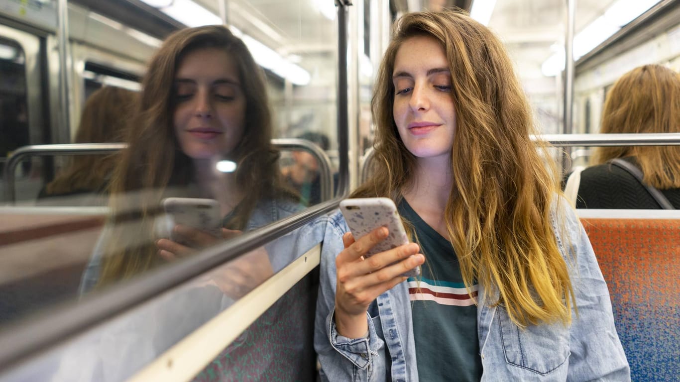 Junge Frau in der U-Bahn: Ein Jahr ohne Smartphone?