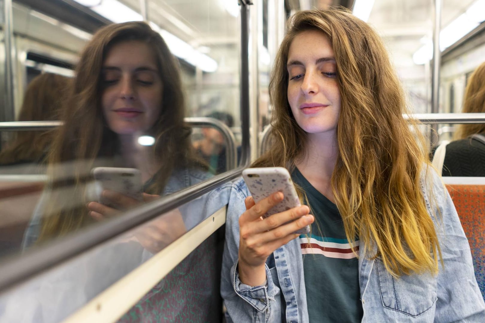 Junge Frau in der U-Bahn: Ein Jahr ohne Smartphone?