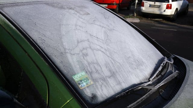 Gefroene Frontscheibe: Eine Standheizung kann Autofahrern das Kratzen im Winter ersparen. Für beinahe alle Autos auf dem Markt gibt es Nachrüstlösungen.