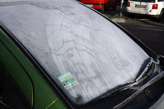 Gefroene Frontscheibe: Eine Standheizung kann Autofahrern das Kratzen im Winter ersparen. Für beinahe alle Autos auf dem Markt gibt es Nachrüstlösungen.