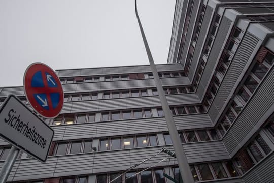 Die Zentrale des Hessischen Landeskriminalamtes: Das LKA ermittelt weiter im Fall einer offenbar rechtsextremen Chatgruppe innerhalb der Polizei in Frankfurt.