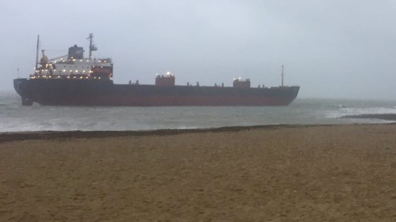 Cornwall: Ein russisches Containerschiff sitzt vor der britischen Küste fest.