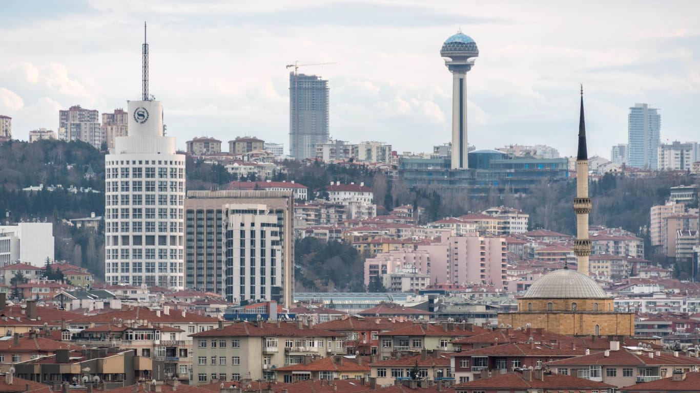 Blick über Ankara, wo der Prozess gegen Gülen stattfand: In der ganzen Türkei geht die Regierung hart gegen mutmaßliche Putschisten vor. (Archivbild)