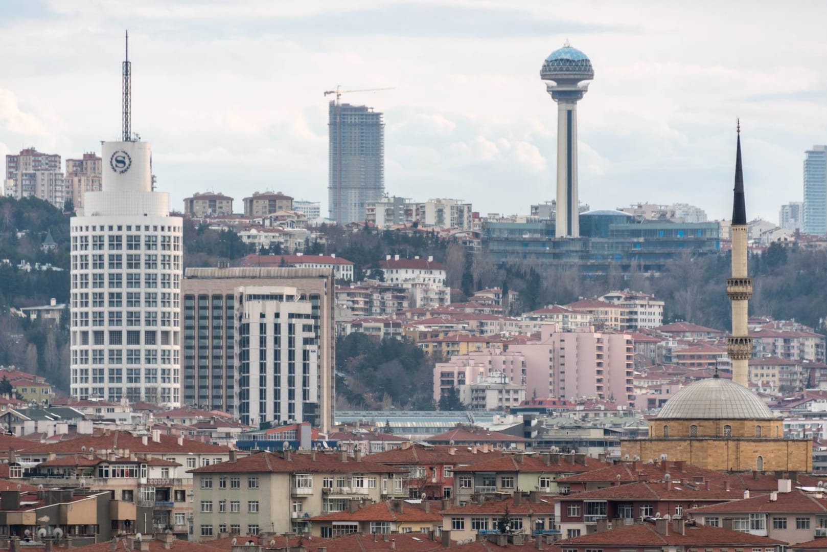 Blick über Ankara, wo der Prozess gegen Gülen stattfand: In der ganzen Türkei geht die Regierung hart gegen mutmaßliche Putschisten vor. (Archivbild)