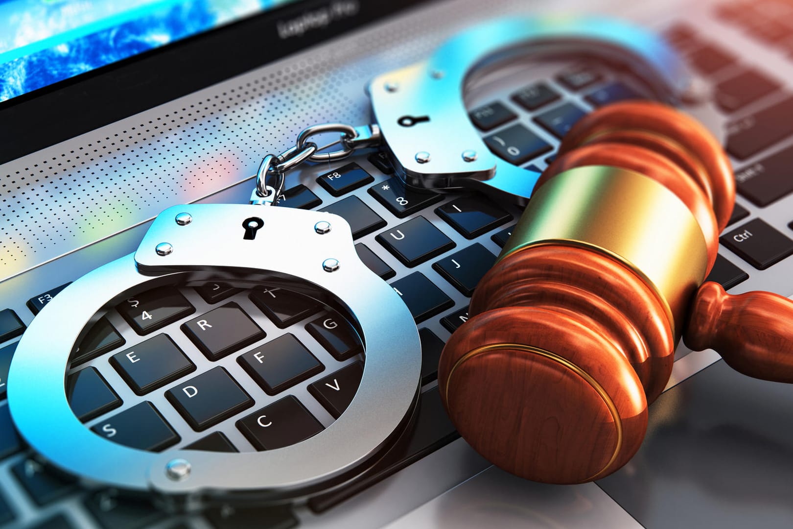 Handschellen und Hammer auf einem Laptop (Symbolbild): Kriminelle wollen per Fernwartungssoftware Zugang zum Onlinebanking-Account ihrer Opfer.