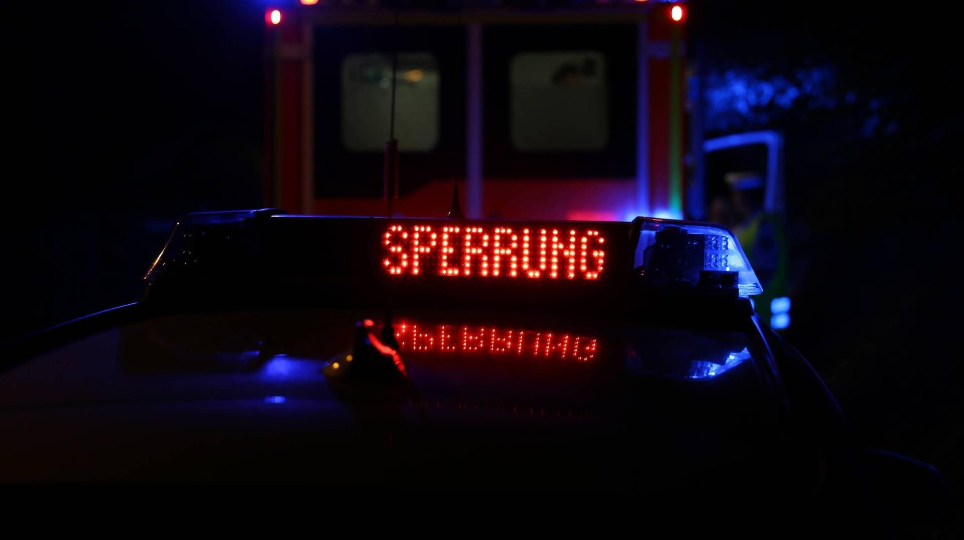 "Sperrung" zeigt ein Schild auf einem Polizeiauto an: Die Bergungsarbeiten gestalteten sich schwierig, wodurch sich die Sperrung verlängerte. (Symbolbild) "Sperrung" zeigt ein Schild auf einem Polizeiauto an: Die Bergungsarbeiten gestalteten sich schwierig, wodurch sich die Sperrung verlängerte. (Symbolbild)