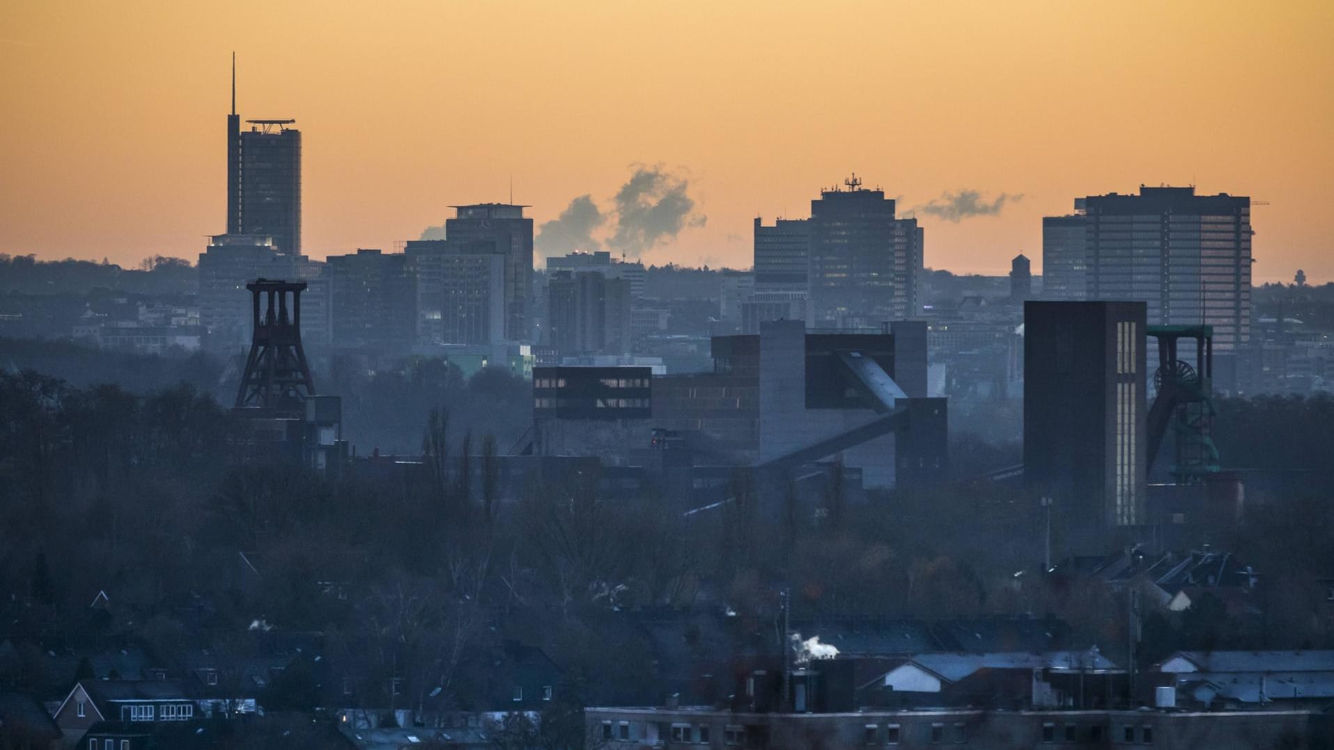 Skyline von Essen, vorne die Zeche Zollverein: Auch mit dem Ende des Bergbaus prägen Zechen das Bild des Ruhrgebiets.