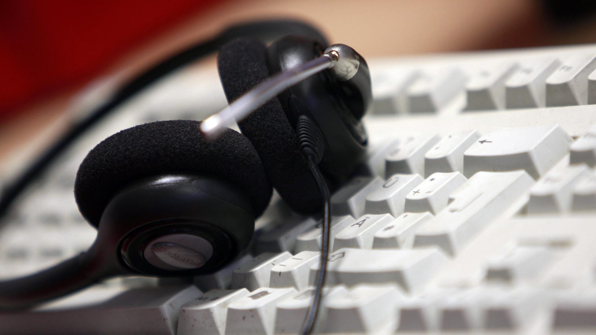 Ein Headset auf der Tastatur eines Computers: Die Mitarbeiter des Unternehmens gab sich fälschlicherweise als unabhängige Berater aus. (Symbolbild) Ein Headset auf der Tastatur eines Computers: Die Mitarbeiter des Unternehmens gab sich fälschlicherweise als unabhängige Berater aus. (Symbolbild)