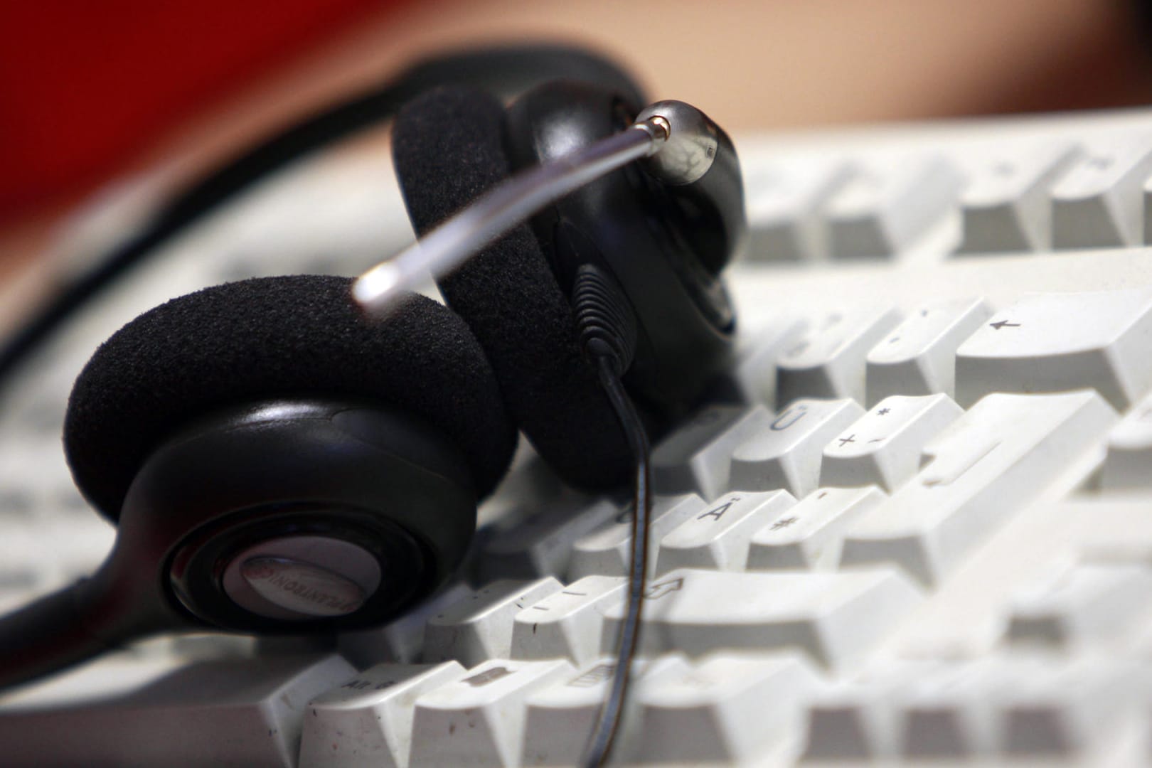 Ein Headset auf der Tastatur eines Computers: Die Mitarbeiter des Unternehmens gab sich fälschlicherweise als unabhängige Berater aus. (Symbolbild)