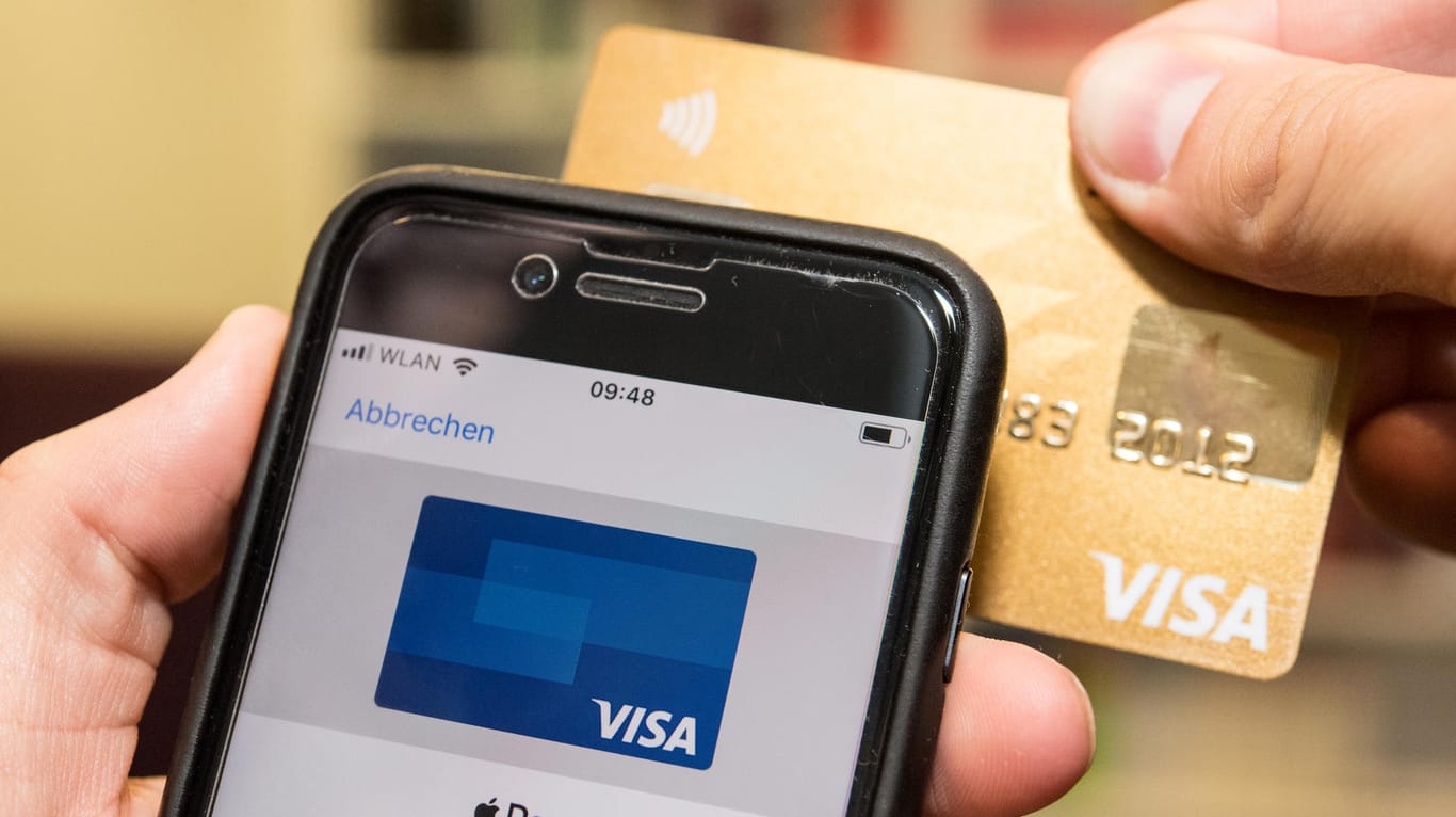 Bei der Einrichtung von Apple Pay wird auf dem Gerät eine virtuelle Kreditkartennummer erzeugt: Die eigentliche Kartennummer erfahren Händler gar nicht mehr.