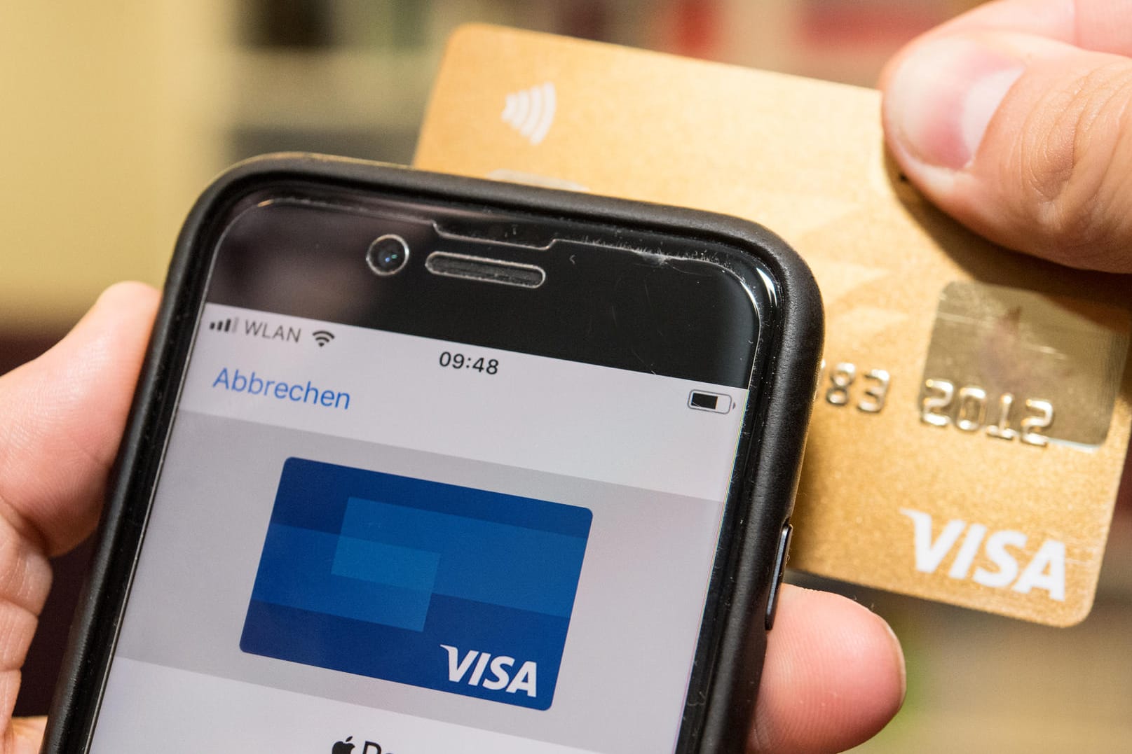 Bei der Einrichtung von Apple Pay wird auf dem Gerät eine virtuelle Kreditkartennummer erzeugt: Die eigentliche Kartennummer erfahren Händler gar nicht mehr.