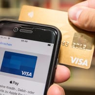Bei der Einrichtung von Apple Pay wird auf dem Gerät eine virtuelle Kreditkartennummer erzeugt: Die eigentliche Kartennummer erfahren Händler gar nicht mehr.