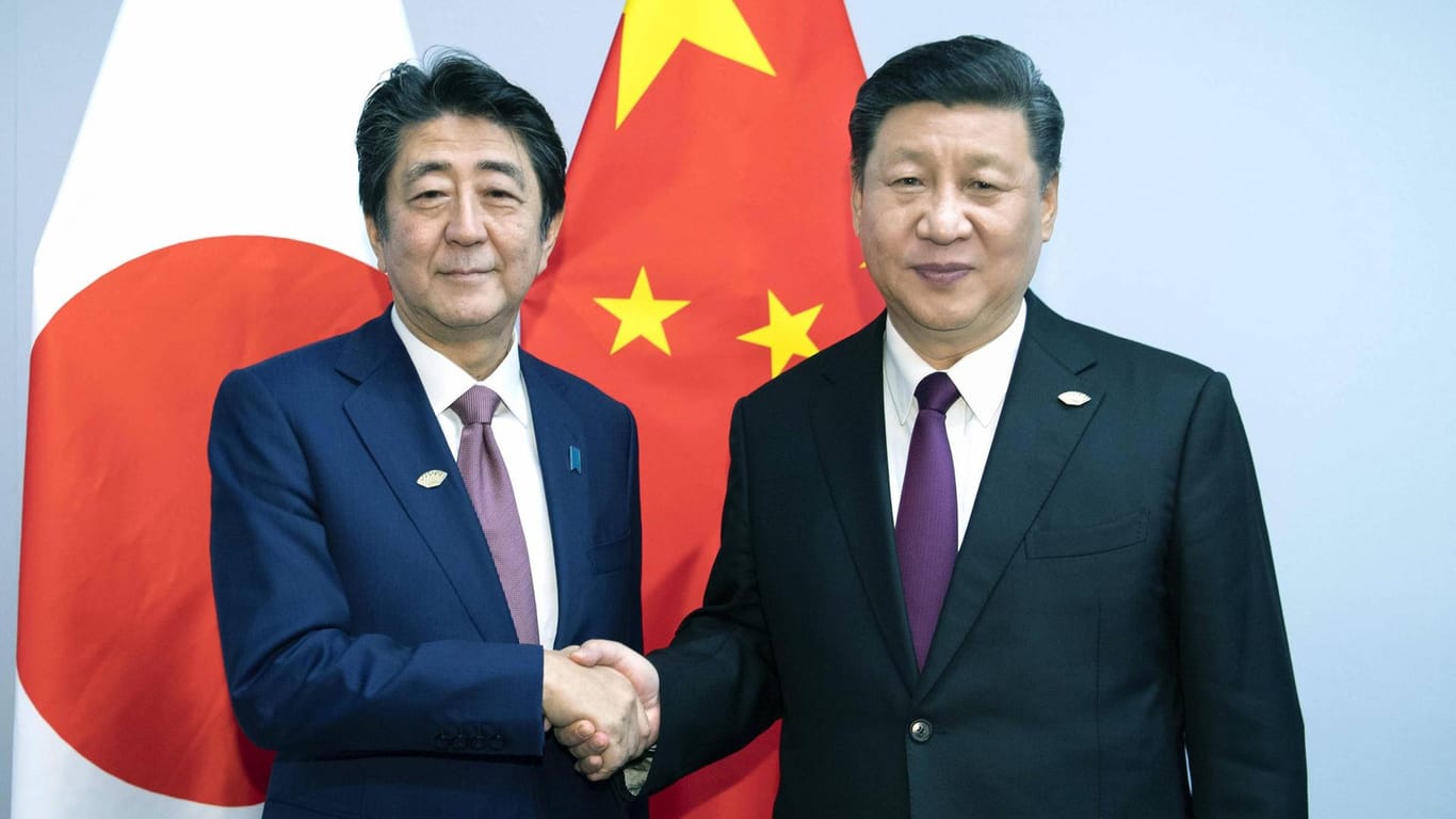 Händeschütteln im November: Der chinesische Machthaber XI Jinping (rechts) und der japanische Premierminister Shinzo Abe.