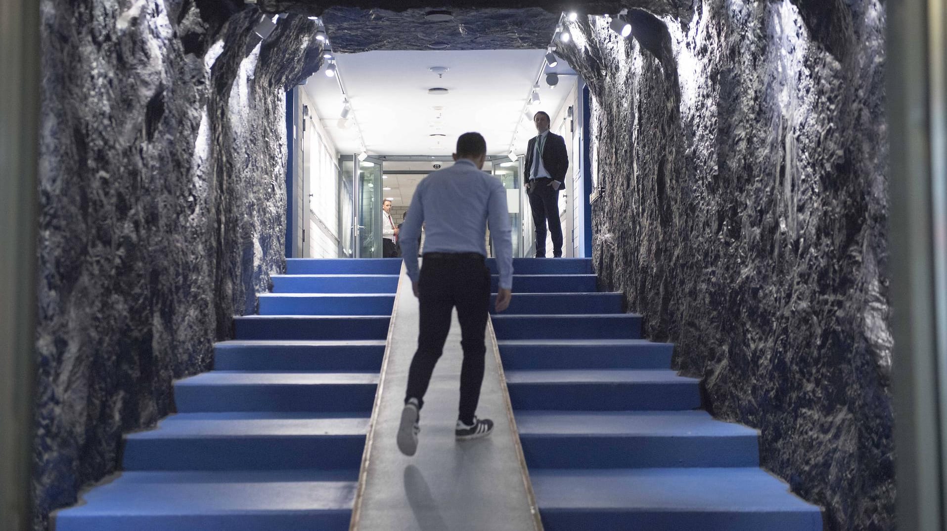 Der Schalker Spielertunnel in Bergbauoptik: Vor jedem Spiel singen die Fans das Steigerlied.