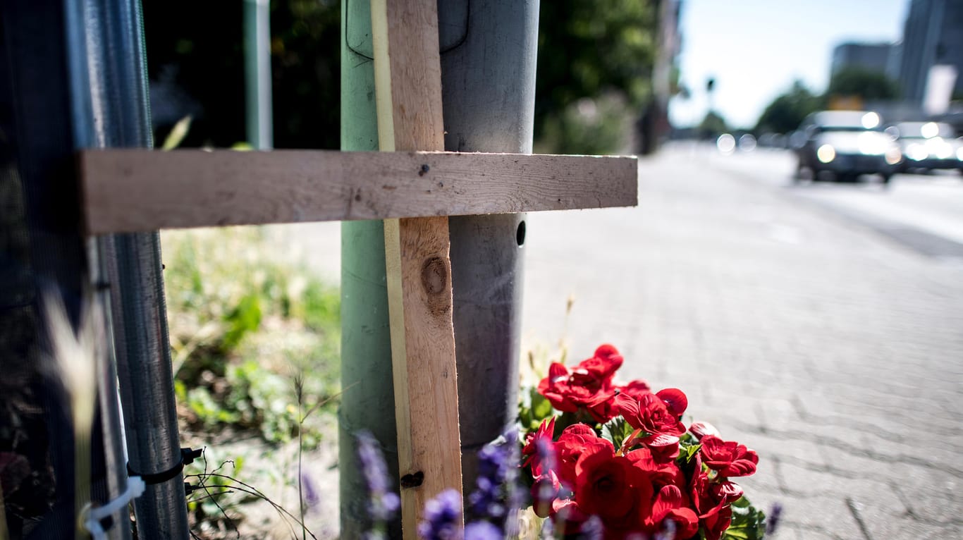 Ein Kreuz steht nahe der Unfallstelle: Bei dem Unglück wurde ein Fußgänger erfasst, durch die Luft geschleudert und tödlich verletzt. (Archivbild)