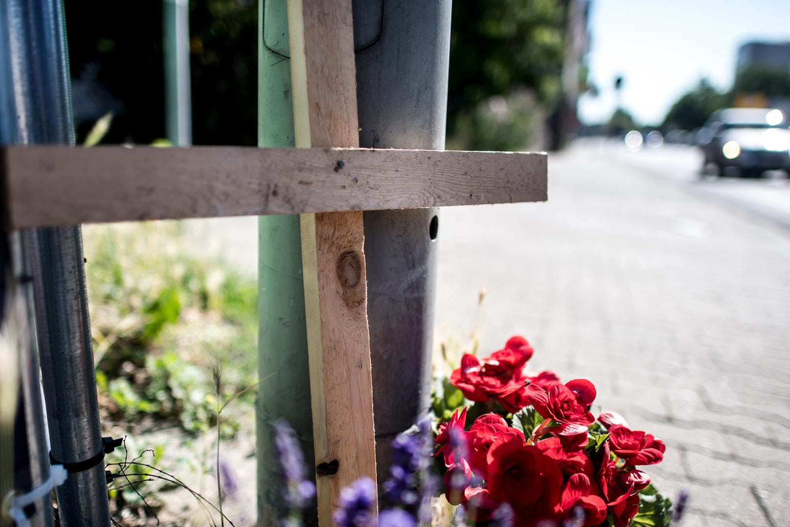 Ein Kreuz steht nahe der Unfallstelle: Bei dem Unglück wurde ein Fußgänger erfasst, durch die Luft geschleudert und tödlich verletzt. (Archivbild)