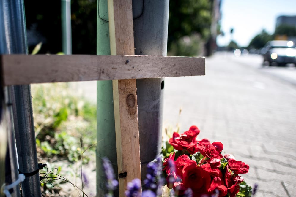 Ein Kreuz steht nahe der Unfallstelle: Bei dem Unglück wurde ein Fußgänger erfasst, durch die Luft geschleudert und tödlich verletzt. (Archivbild)