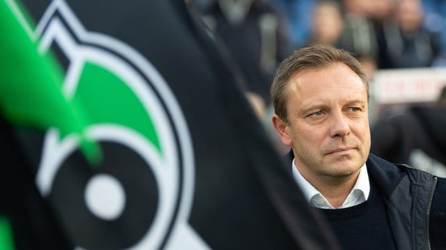 Hannovers Trainer Andre Breitenreiter macht ernst und droht dem Team wegen fehlender Leistung mit einer Urlaubssperre.