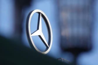 Messstation für Luftwerte vor einem Mercedes-Stern: Die Europäische Union will bis 2030 deutlich klimafreundlichere Autos auf die Straße bringen.