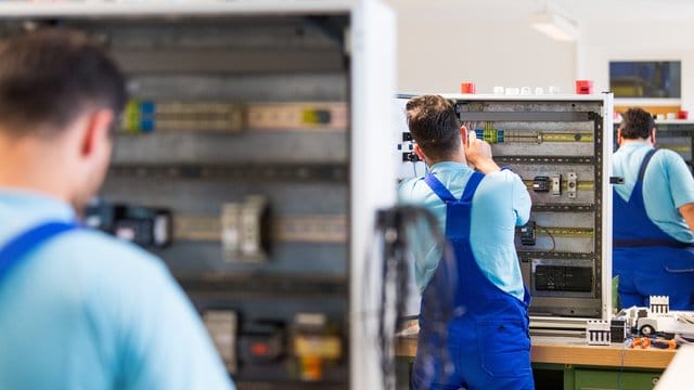 Drei junge Flüchtlinge arbeiten im Ausbildungszentrum der Siemens Professional Education in Leipzig. Drei junge Flüchtlinge arbeiten im Ausbildungszentrum der Siemens Professional Education in Leipzig.