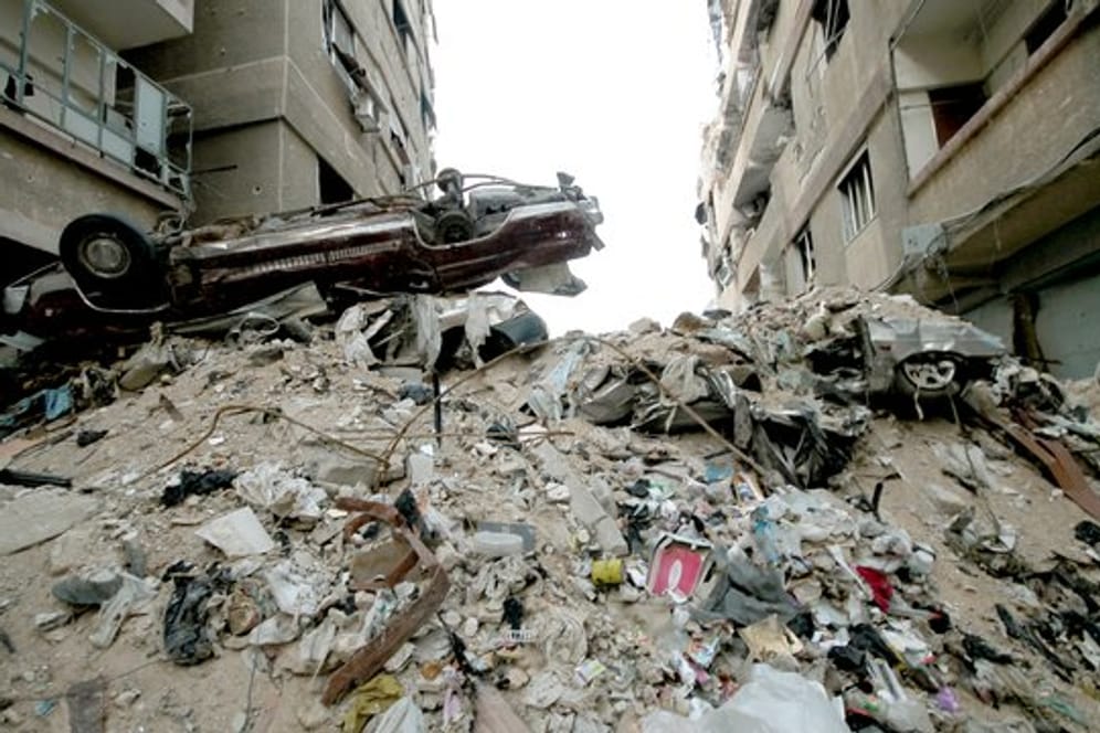 Geschundenes Land: Schutt und Müll türmen sich in einer Straße im Osten von Damaskus.