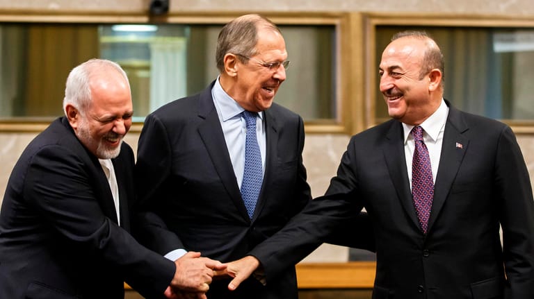 Die Außenminister des Iran, Russlands und der Türkei (l-r.) geben sich die Hand: Das Ringen um die Besetzung des Verfassungsausschusses war zäh.