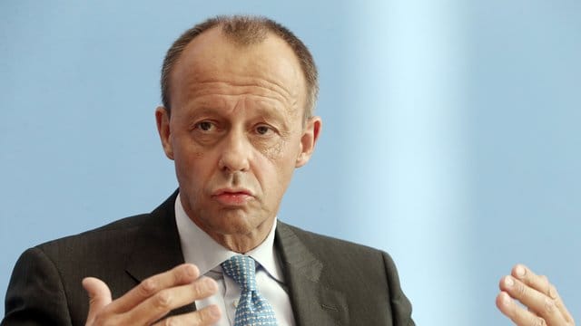 Lange Zeit war er kein Freund der Kanzlerin - doch jetzt traut sich Friedrich Merz ein Ministeramt in Angela Merkels Kabinett zu. Lange Zeit war er kein Freund der Kanzlerin - doch jetzt traut sich Friedrich Merz ein Ministeramt in Angela Merkels Kabinett zu.