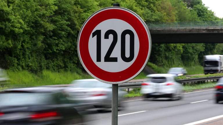 Schild mit Tempo 120: Die Deutsche Umwelthilfe prüft die Chancen für ein Tempolimit auf deutschen Autobahnen.
