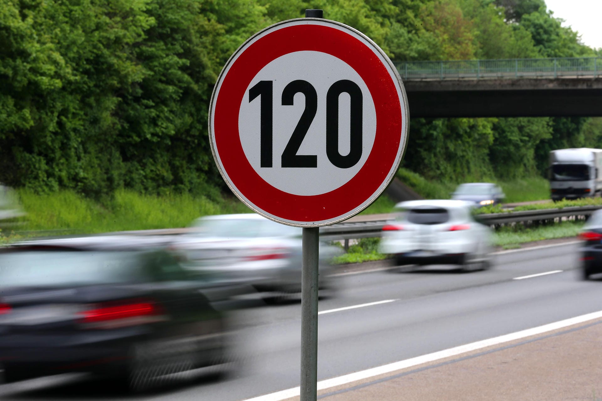 Schild mit Tempo 120: Die Deutsche Umwelthilfe prüft die Chancen für ein Tempolimit auf deutschen Autobahnen.