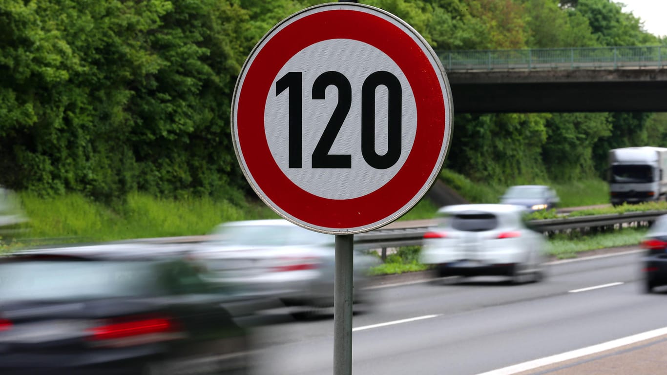 Schild mit Tempo 120: Die Deutsche Umwelthilfe prüft die Chancen für ein Tempolimit auf deutschen Autobahnen.