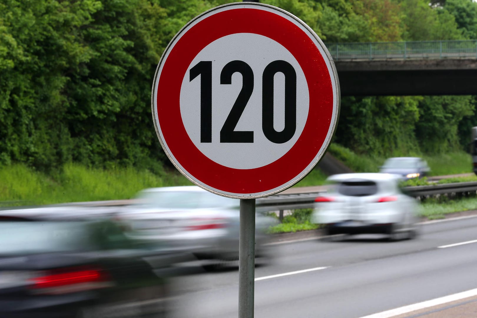 Schild mit Tempo 120: Die Deutsche Umwelthilfe prüft die Chancen für ein Tempolimit auf deutschen Autobahnen.