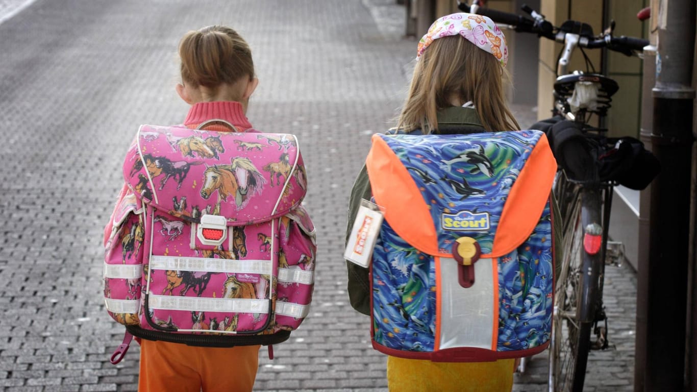Kinder auf dem Schulweg (Symbolfoto): Privatschulen wählen die Schüler nach eigenen Kriterien aus.