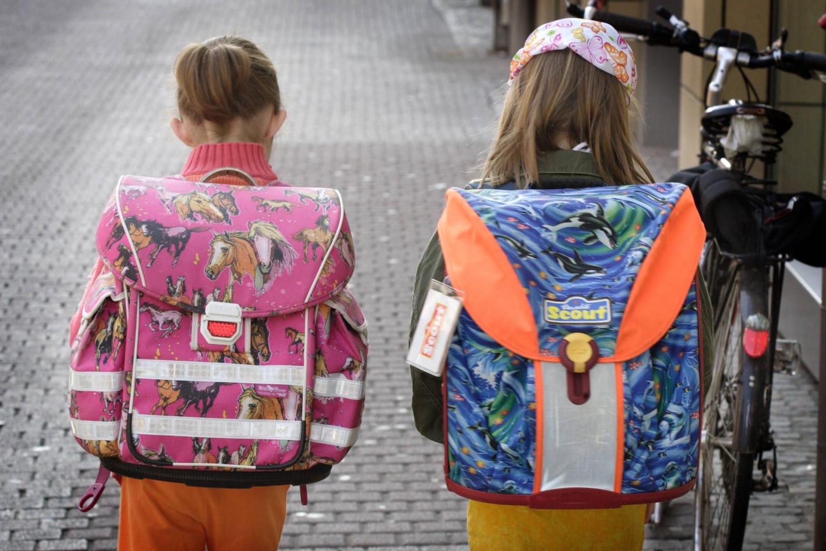 Kinder auf dem Schulweg (Symbolfoto): Privatschulen wählen die Schüler nach eigenen Kriterien aus.