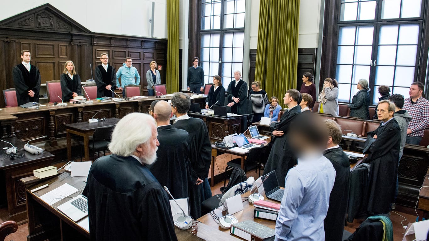 Die Angeklagten mit ihren Anwälten im Landgericht im Saal: Bei der Aufarbeitung der Ausschreitungen geht es erstmals um die Ereignisse an der Elbchaussee.