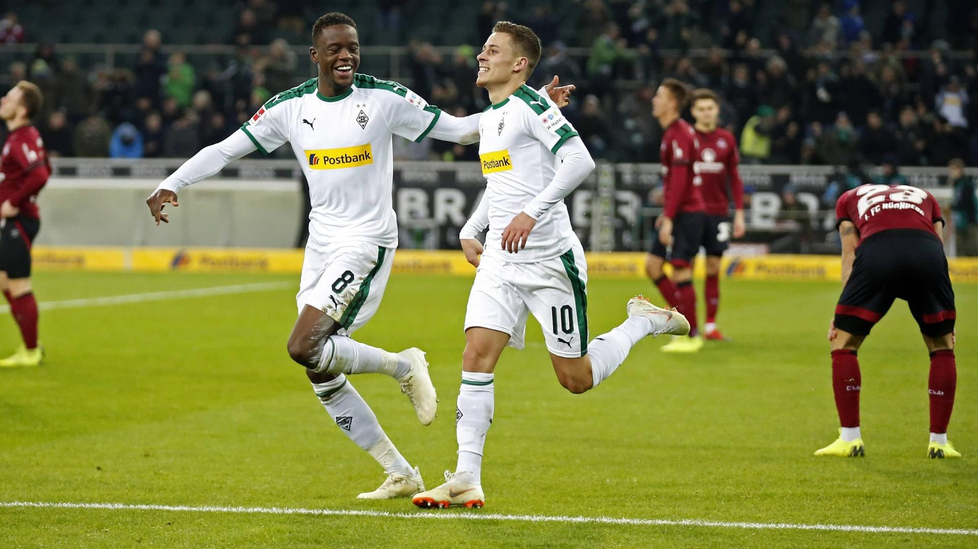 Jubel: Gladbachs Zakaria (li.) feiert mit Torschütze Hazard.