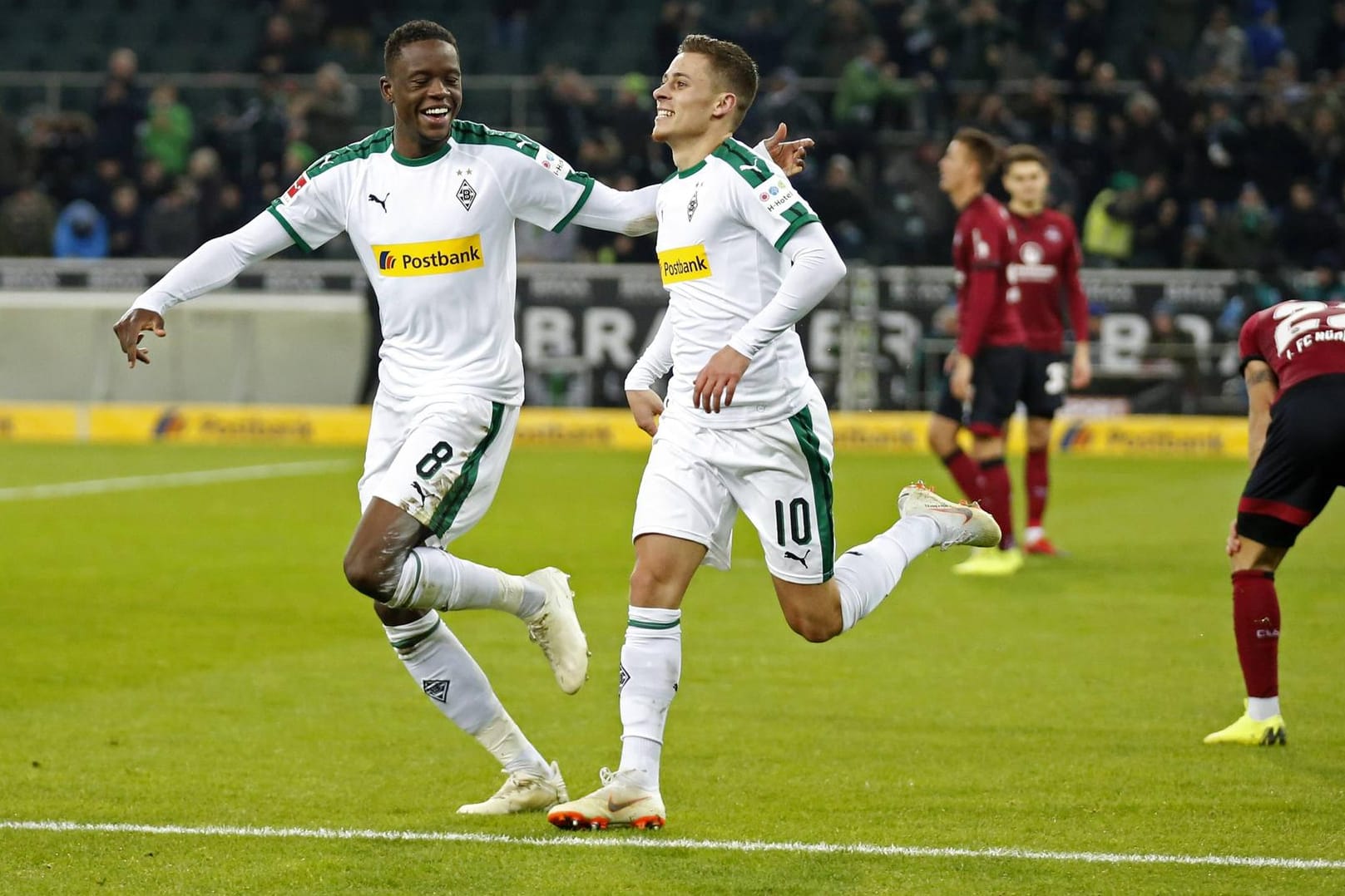 Jubel: Gladbachs Zakaria (li.) feiert mit Torschütze Hazard.