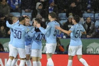 Die Spieler von Manchester City feiern den Treffer von Kevin De Bruyne (3.