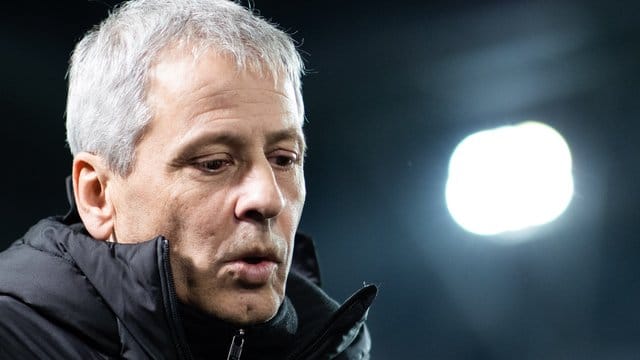 Dortmunds Trainer Lucien Favre gehen die Abwehrspieler aus.
