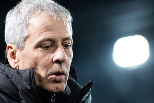 Dortmunds Trainer Lucien Favre gehen die Abwehrspieler aus.