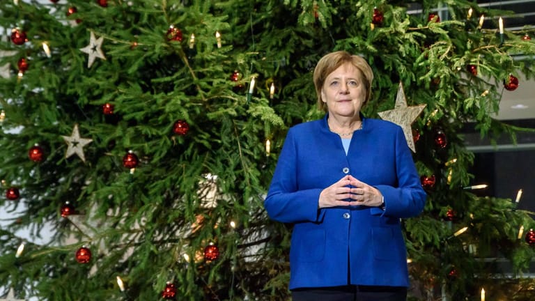 Kanzlerin Angela Merkel vor einem Weihnachtsbaum: Auch im Bundeskanzleramt kommt Weihnachtsstimmung auf.