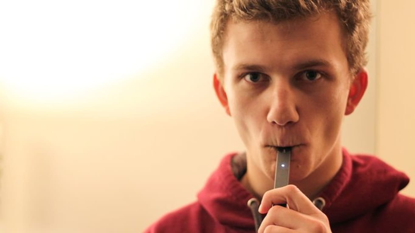 Seit Student Nathan Behr die E-Zigarette der Marke Juul getestet hat, kommt er nicht mehr ohne sie aus.