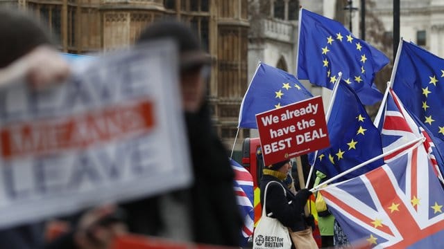 Pro- und Anti-Brexit-Demonstranten vor dem Parlament in London: Großbritannien will die EU am 29. Pro- und Anti-Brexit-Demonstranten vor dem Parlament in London: Großbritannien will die EU am 29.