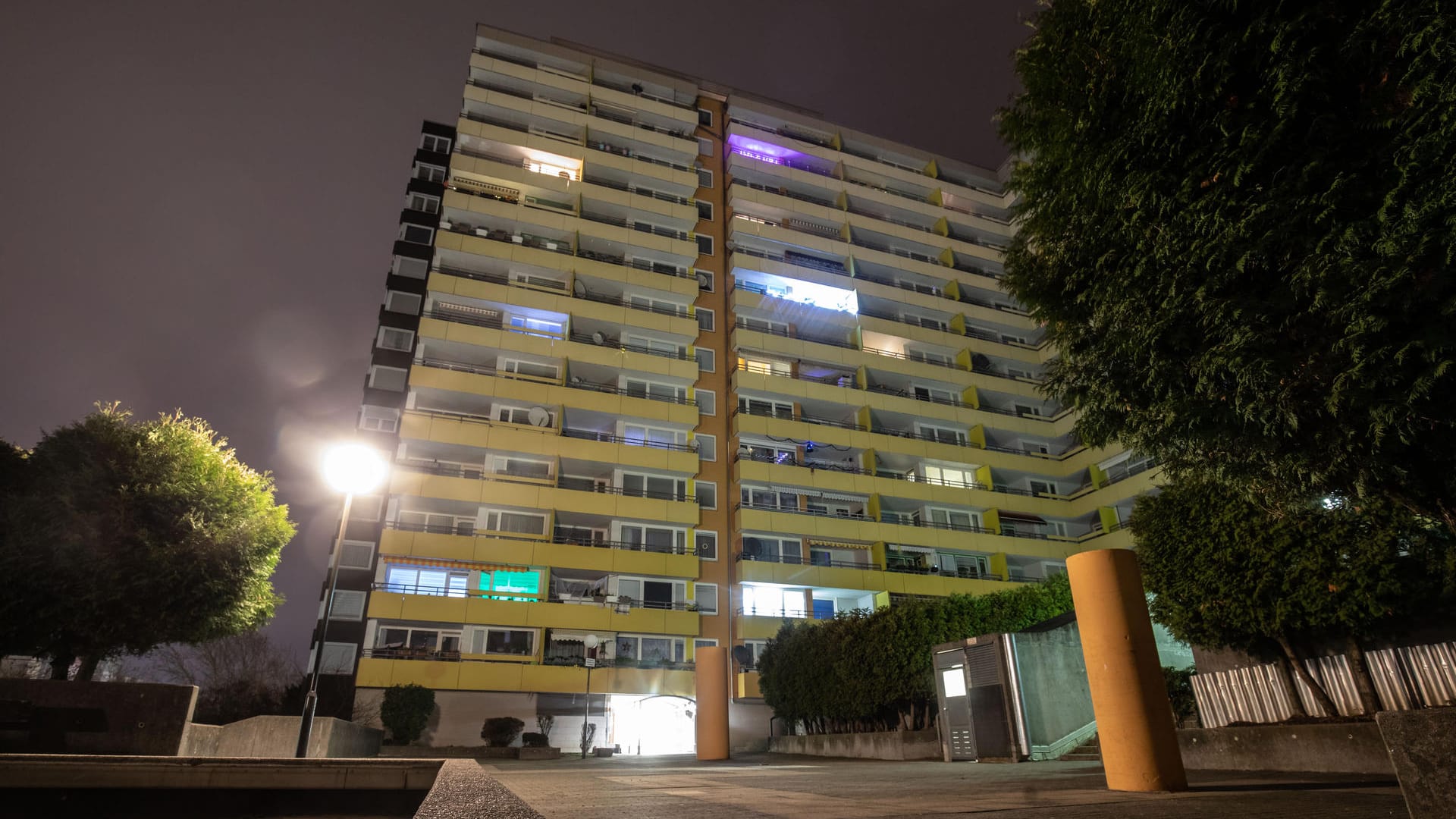 Ein Heidelberger Hochhaus: Die Polizei hat hier drei Leichen in einer Wohnung im 15. Stock gefunden. Ein Heidelberger Hochhaus: Die Polizei hat hier drei Leichen in einer Wohnung im 15. Stock gefunden.