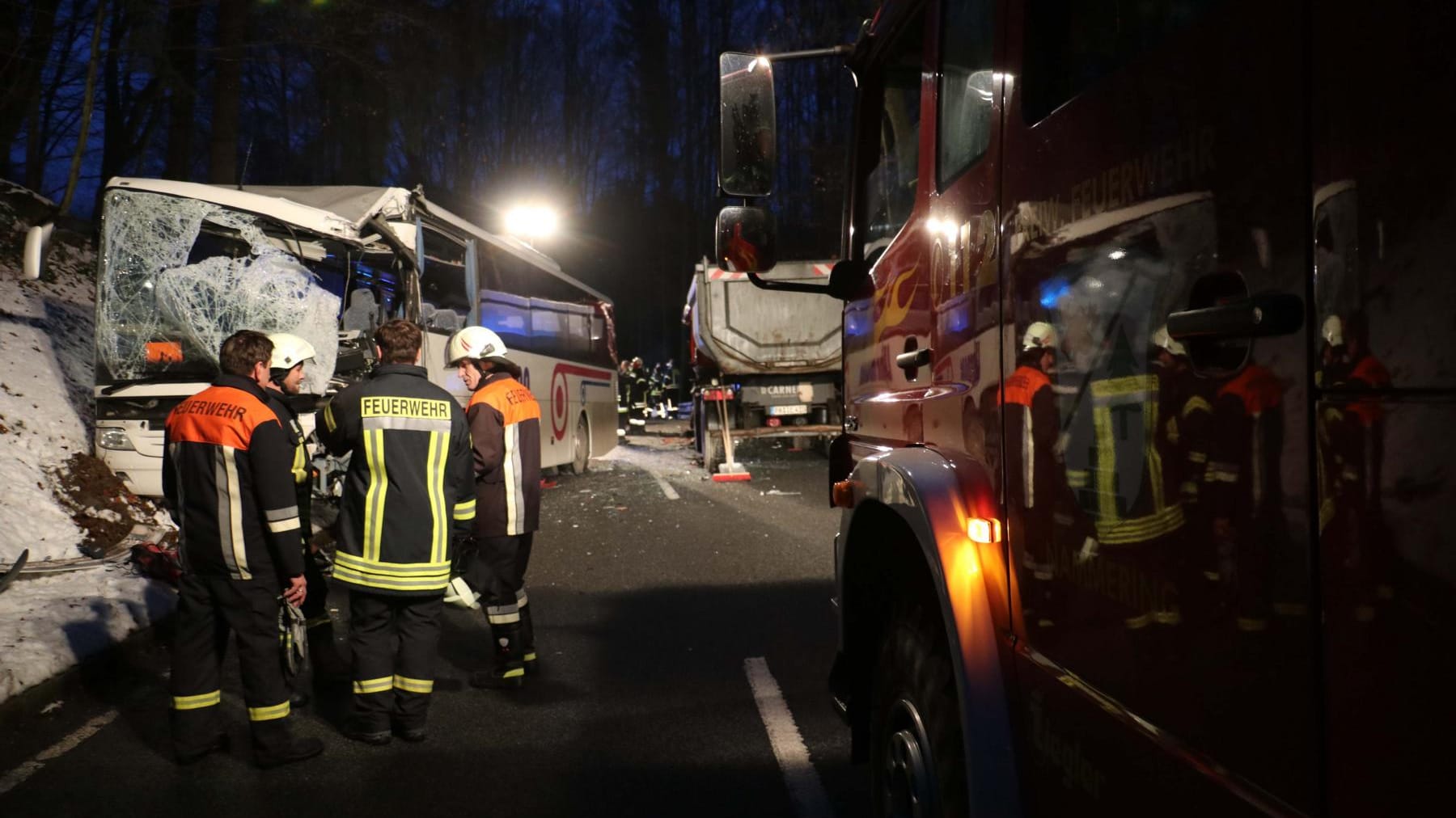 Ein beschädigter Bus: Bei einem Unfall mit dem Schulbus und einem Lastwagen ist der Fahrer des Sattelschleppers ums Leben gekommen. Ein beschädigter Bus: Bei einem Unfall mit dem Schulbus und einem Lastwagen ist der Fahrer des Sattelschleppers ums Leben gekommen.