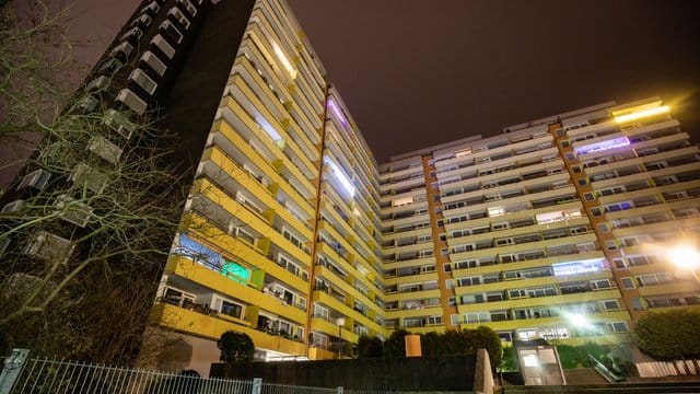 Nach Schüssen in einem Hochhaus in Heidelberg haben Polizisten drei Leichen in einer Wohnung gefunden.