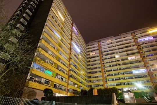 Nach Schüssen in einem Hochhaus in Heidelberg haben Polizisten drei Leichen in einer Wohnung gefunden.