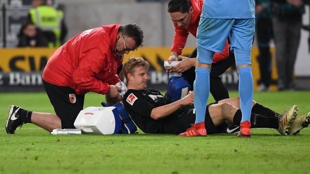 Der FC Augsburg muss zum Hinrundenabschluss eventuell auf Martin Hinteregger verzichten. Der FC Augsburg muss zum Hinrundenabschluss eventuell auf Martin Hinteregger verzichten.