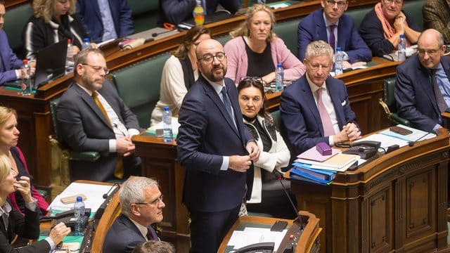 Der belgische Ministerpräsident Charles Michel (M) hat seinen Rücktritt angekündigt. Der belgische Ministerpräsident Charles Michel (M) hat seinen Rücktritt angekündigt.
